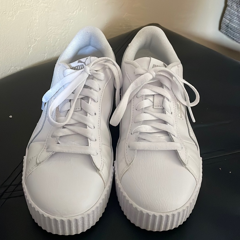 Women’s size 7 1/2 white Puma tennis shoes. Worn one time.